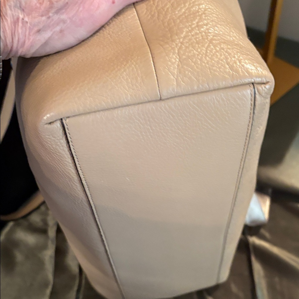 Chicago Coach Ellis Beige Leather Tote with Gold Hardware and Decorative Scarf - Picture 8 of 15
